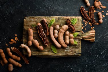 Mutfak tahtasındaki olgun demirhindi. Taş zeminde. Üst görünüm.
