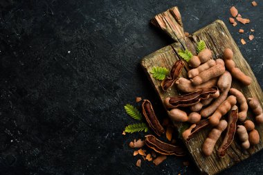 Mutfak tahtasındaki olgun demirhindi. Taş zeminde. Üst görünüm.