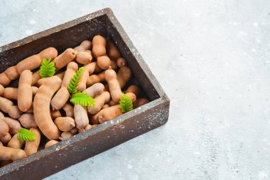 Tahta bir kutuda demirhindi. Üst Manzara. Taş bir arka planda.