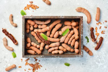 Tahta bir kutuda demirhindi. Üst Manzara. Taş bir arka planda.