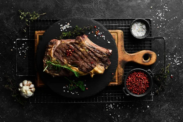 Cowboy Steak Mit Gewürzen Auf Steingrund Erstklassige Rippe Knochen Draufsicht — Stockfoto