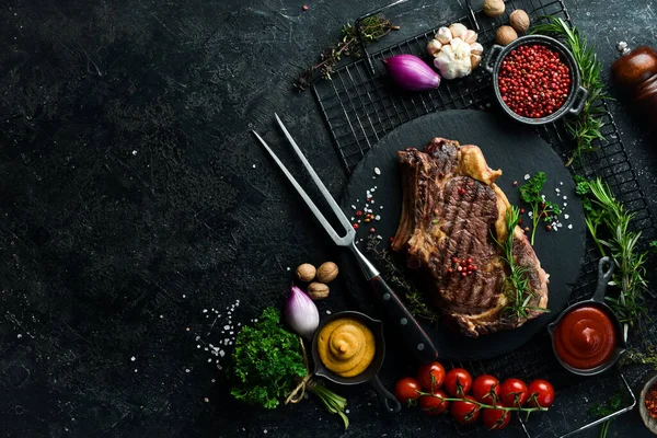 Cowboy Steak Mit Gewürzen Auf Steingrund Erstklassige Rippe Knochen Draufsicht — Stockfoto