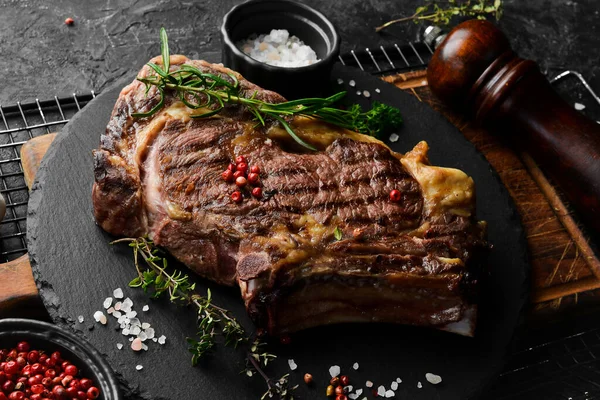 Saftiges Steak Vom Grill Auf Knochen Gegrillt Grillen Auf Schwarzem — Stockfoto