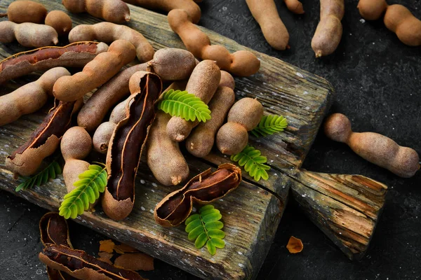 Tropik meyveler. Olgun demirhindi. Taş zeminde. Üst görünüm.