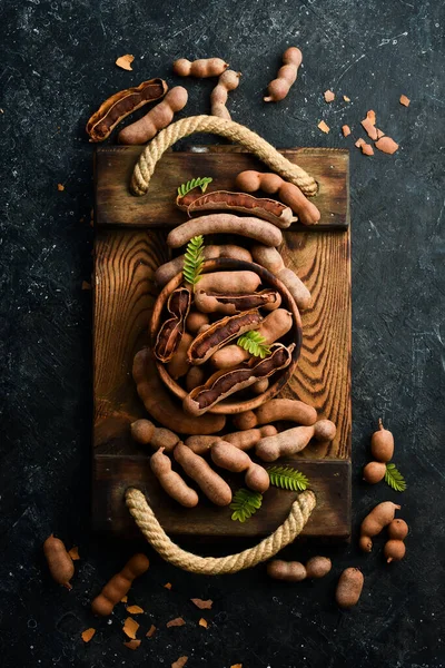 Tropik meyveler. Olgun demirhindi. Taş zeminde. Üst görünüm.