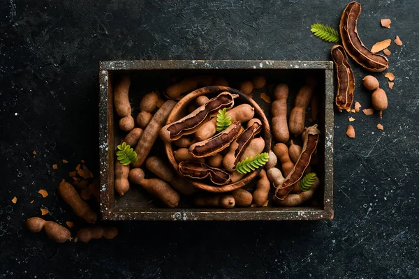 Kutuda egzotik demirhindi meyveleri. Üst Manzara. Taş bir arka planda.
