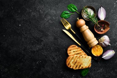 Aşçılık geçmişi. Taş zeminde sebzeler, baharatlar ve mutfak aletleri. Üst görünüm.