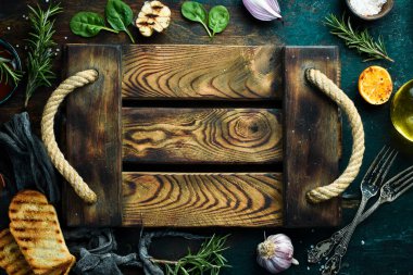 Taş masadaki eski mutfak ahşap tepsisi. Yemek pişirmek. Taş zeminde. Üst görünüm.