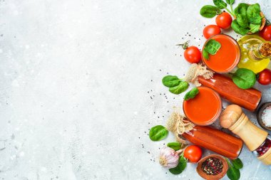 Domates arkaplanı. Domates suyu, domates ezmesi ve domates kokteyli. Üst Manzara. Taş bir arka planda.