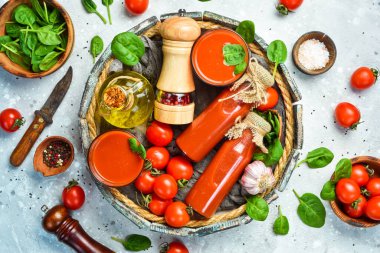 Domates arkaplanı. Domates suyu, domates ezmesi ve domates kokteyli. Üst Manzara. Taş bir arka planda.