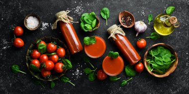 Ev yapımı domates ezmesi ve domates suyu. Kiraz domatesleri. Üst Manzara. Taş bir arka planda.