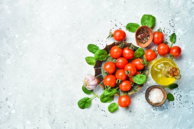 Taze vişneli domates. Üst Manzara. Taş bir arka planda.