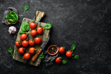 Taze vişneli domates. Üst Manzara. Taş bir arka planda.