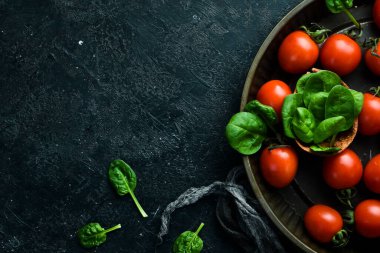 Taze vişneli domates. Üst Manzara. Taş bir arka planda.