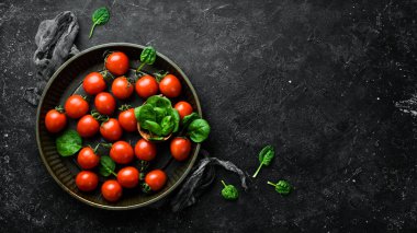 Taze vişneli domates. Üst Manzara. Taş bir arka planda.