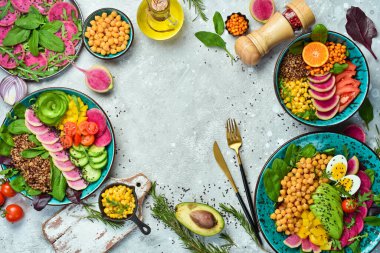 Buda kasesini hazırla. Kinoa, nohut, avokado, taze sebzeler ve besleyici yiyecekler, Halthy yemek yiyor, diyet yapıyor..