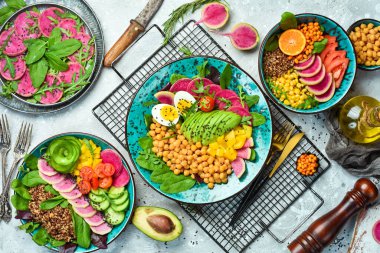 Buda kasesini hazırla. Temiz ve dengeli sağlıklı gıda konsepti. Kinoa, nohut, avokado, taze sebzeler ve besleyici yiyecekler, Halthy yemek yiyor, diyet yapıyor..