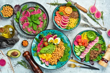 Buda kasesini hazırla. Temiz ve dengeli sağlıklı gıda konsepti. Kinoa, nohut, avokado, taze sebzeler ve besleyici yiyecekler, Halthy yemek yiyor, diyet yapıyor..