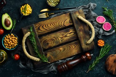 Eski mutfak ahşap tepsisi. Üst Manzara. Taş bir arka planda.