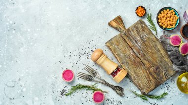 Eski ahşap mutfak tahtası. Üst Manzara. Taş bir arka planda.