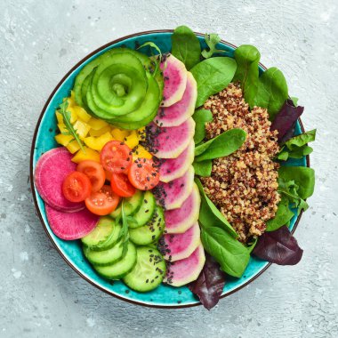 Kino, karpuz turpu, salatalık, domates ve ıspanak. Taş zeminde lezzetli dengeli beslenme kavramı.