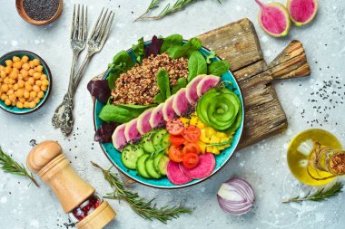 Kino, karpuz turpu, salatalık, domates ve ıspanak. Taş zeminde lezzetli dengeli beslenme kavramı.