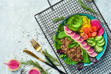 Kino, karpuz turpu, salatalık, domates ve ıspanak. Taş zeminde lezzetli dengeli beslenme kavramı.