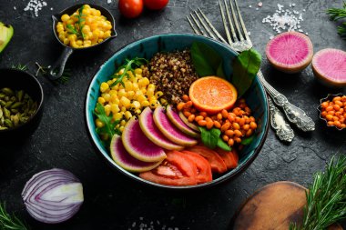 Sebze diyet salatası: kinoa, ıspanak, mısır, domates ve turp karpu. Buda 'yı oynat. Vejetaryen yemeği. Üst Manzara. Taş bir arka planda.