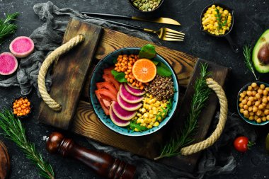 Sebze diyet salatası: kinoa, ıspanak, mısır, domates ve turp karpu. Buda 'yı oynat. Vejetaryen yemeği. Üst Manzara. Taş bir arka planda.