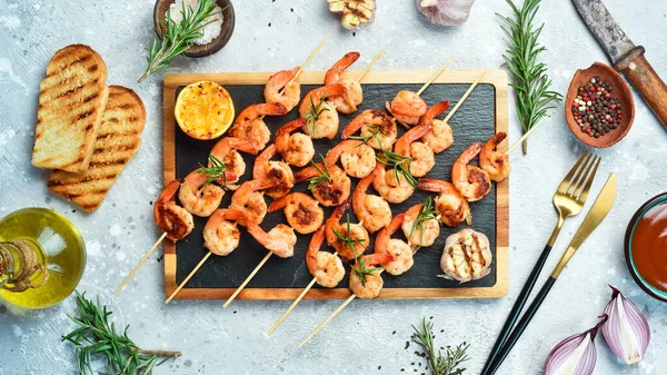 Gamberetti Barbecue Gamberetti Grigliati Spiedini Con Limone Aglio Frutti Mare — Foto Stock