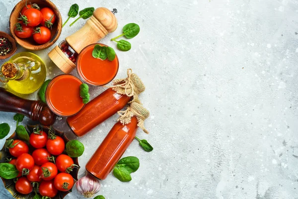 Domates kokteyli. Bir şişede iki domates suyu. Üst Manzara. Taş bir arka planda.