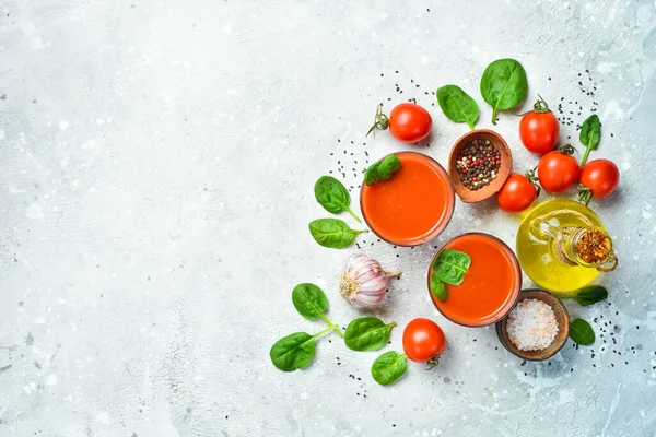 Bloody Mary kokteyli. Domates kokteyli. Üst Manzara. Taş bir arka planda.