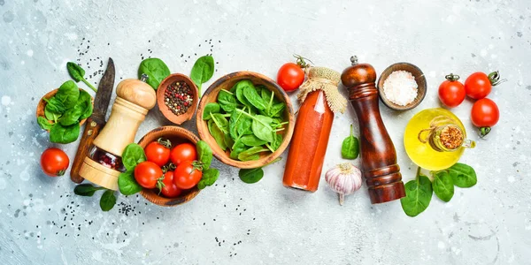Kochen Hintergrund Tomaten Spinat Paprika Gewürze Und Gemüse Ansicht Von — Stockfoto