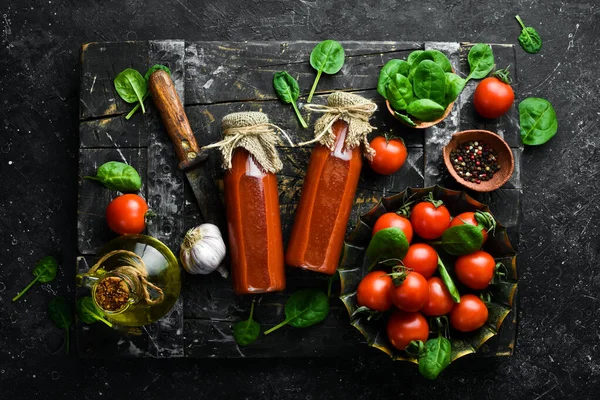 Bloody Mary Cóctel Una Botella Dos Botellas Jugo Tomate Tomates —  Fotos de Stock