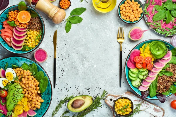 Buda kasesini hazırla. Kinoa, nohut, avokado, taze sebzeler ve besleyici yiyecekler, Halthy yemek yiyor, diyet yapıyor..