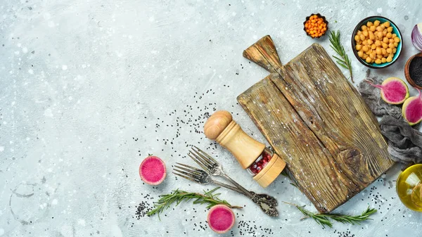 Eski ahşap mutfak tahtası. Üst Manzara. Taş bir arka planda.