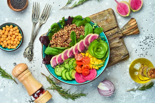 Kino, karpuz turpu, salatalık, domates ve ıspanak. Taş zeminde lezzetli dengeli beslenme kavramı.