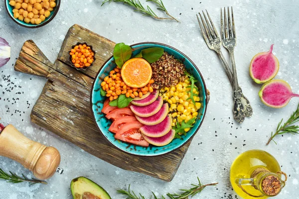 Buda kasesi: kinoa, ıspanak, mısır, domates ve karpuz turpu, deniz dikenleri. Taş zeminde lezzetli dengeli beslenme kavramı.