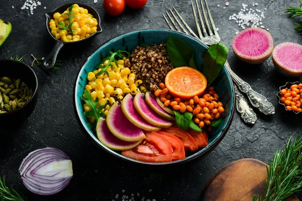 Sebze diyet salatası: kinoa, ıspanak, mısır, domates ve turp karpu. Buda 'yı oynat. Vejetaryen yemeği. Üst Manzara. Taş bir arka planda.