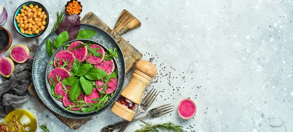 Frischer Gesunder Salat Spinat Rettich Wassermelone Schwarzer Sesam Und Olivenöl — Stockfoto