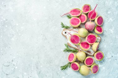 Mutfak masasında dilimlenmiş turplu karpuz, diyet yemekler. Taş arkaplanda metin için boş alan.