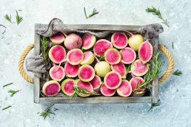 Kutuda turp karpuzu. Sağlıklı sebzeler, diyet yemekleri. Taş arkaplanda metin için boş alan.