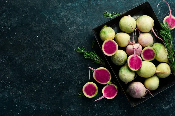 Användbara Grönsaker Rädisa Vattenmelon Metallbricka Dietmat Fritt Utrymme För Text — Stockfoto