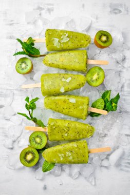 Kivi Dondurmalı Dondurma. Üst Manzara. Taş bir arka planda.