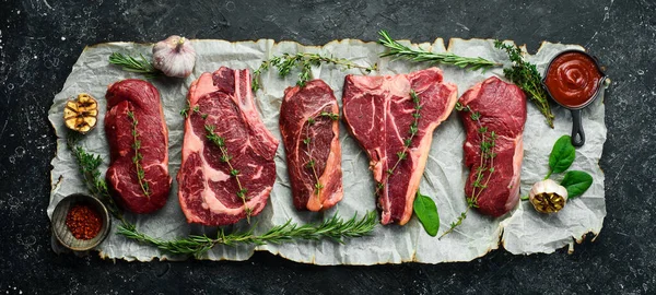Különböző Nyers Érlelt Marhahús Steak Bone Tomahawk Striploin Szűzpecsenye New — Stock Fotó