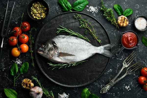 Mořské Ryby Dorado Kořením Jsou Připraveny Vaření Horní Pohled Černém — Stock fotografie