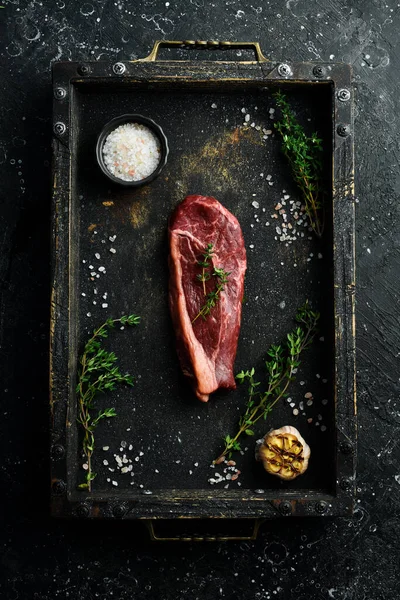 Klasický Syrový Striploin Steak Čerstvé Maso Kořením Zrající Steak Horní — Stock fotografie