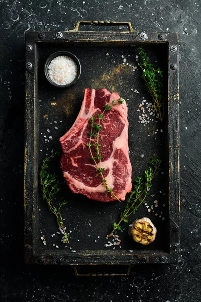 Syrový Kovbojský Steak Kořením Kamenném Pozadí Prvotřídní Rýží Kosti Horní — Stock fotografie