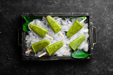 Kivili ev yapımı buzlu dondurma. Tahta bir kutuda. Siyah taştan bir arka planda.