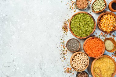 Mısır gevreği ve baklagiller: pirinç, bezelye, mercimek, fasulye, fasulye, karabuğday, chia, mısır ve nohut. Üst görünüm.